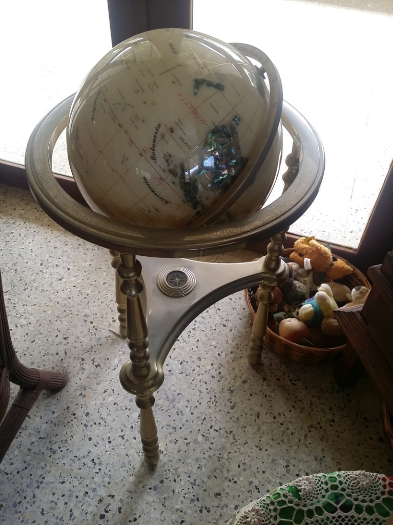 Dit ding zou ik dus best mee naar huis willen nemen. Ik weet dat mijn moeder heel lang heeft gezocht naar een mooie wereldbol en deze is echt heel mooi.