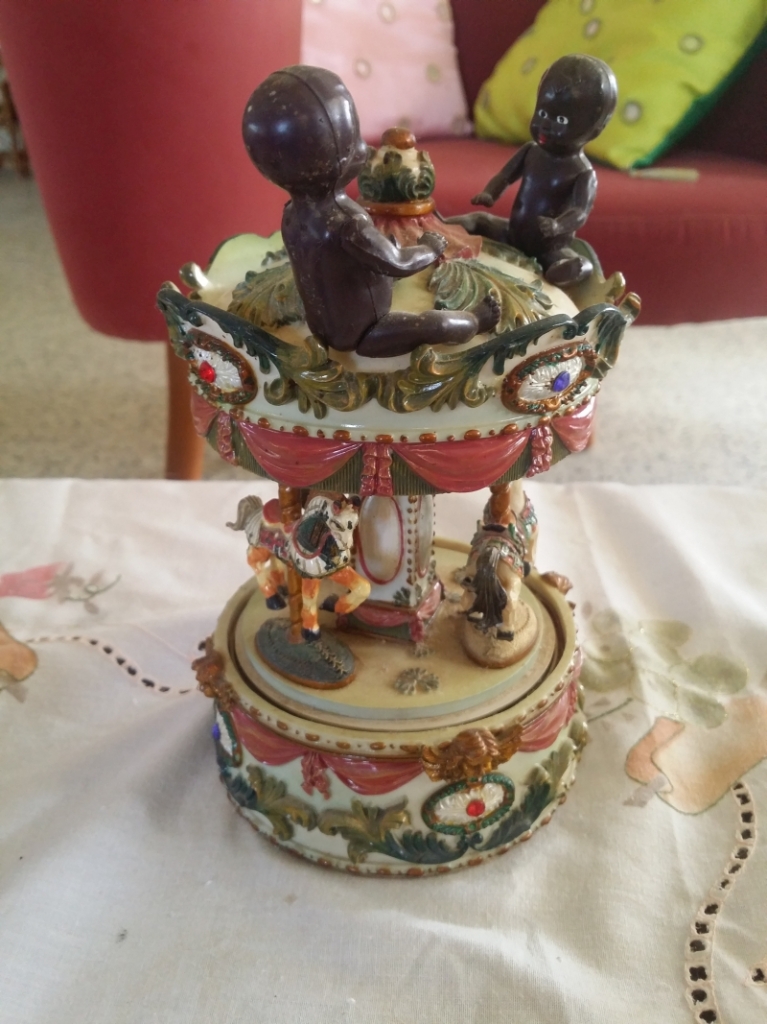 Mijn moeder is dus een verzamelaar van willekeurige en gekke dingetjes. Dit is een muziekdoos waar ze twee poppetjes op heeft gezet. Niemand weet waarom. Maar ik weet wel zeker dat Stephen King hier een vreselijk goed horror-boek over zou kunnen schrijven.