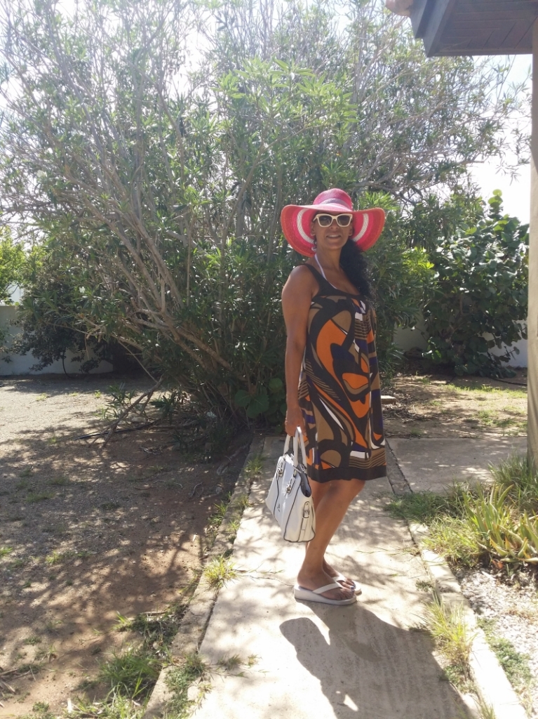 Daar is mijn hoed. We zijn hier op weg naar het strand. Op deze dag is mijn hoed hippie chique.