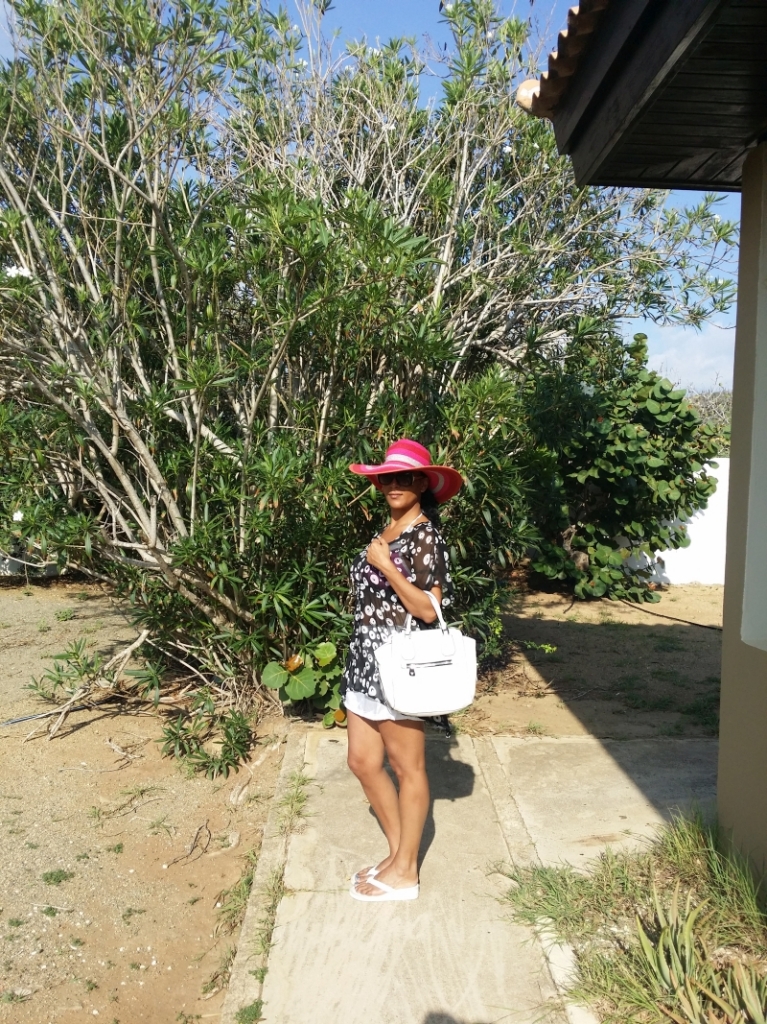 En weer die kekke hoed. Weer op weg naar een dikke portie strandhangen. Dit keer is mijn hoed meer urban chique. Nu verzin ik dit allemaal hoor. Ik ben niet zo thuis in de fashion BS-Bingo!