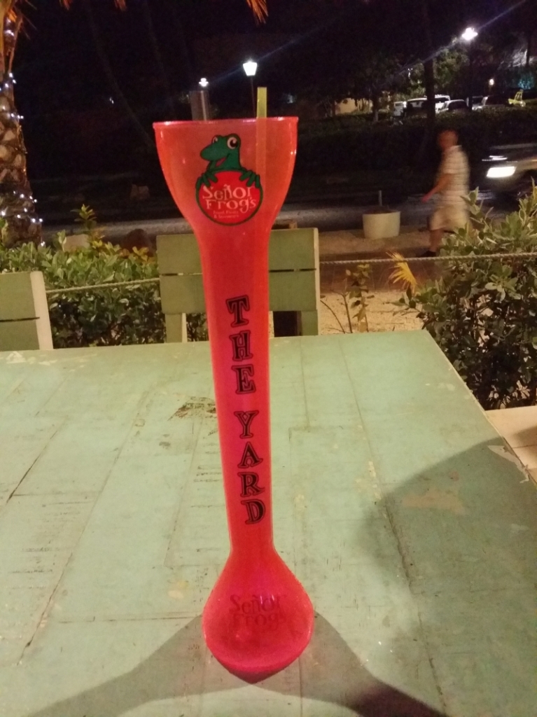 We konden het weer niet laten en zijn naar Señor Frogs gegaan. Dé plek om je cocktail in yard-formaat aan te schaffen. De beker mag je dan houden. #yeah
