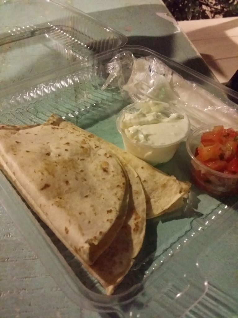 Pita kaas? Nee, Quesedillas: Mexicaanse pita kaas. Om een uurtje of 2 am ging op het terras van Señor frogs de grill aan en konden de hongerige stappers zich tegoed doen aan burgers en quesedillas dus. Lekker joh. Voor 7 dollar krijg je 3 quesedillas. Terwijl een tosti in Nederland al bijna 5 euri kost. <3