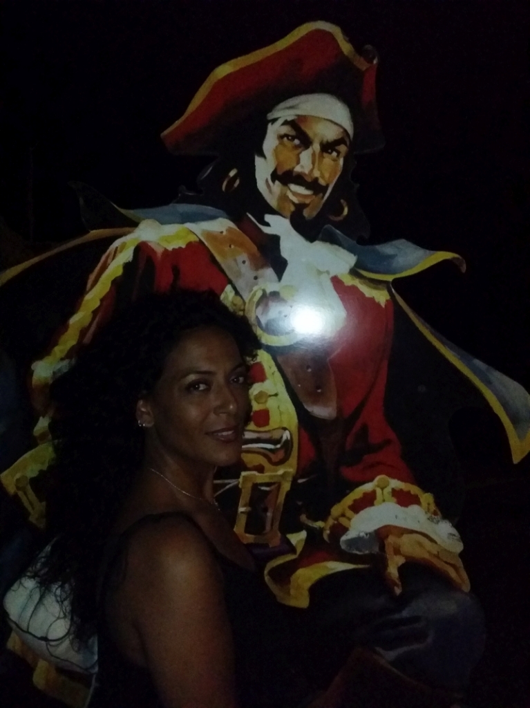 Na de Quesedilla's hebben we nog even een half uurtje over het nachtelijke strand gestruind. Heerlijk. Voeten in het warme water en struinen maar. Daar kwam ik wel deze onbetrouwbaar ogende gast tegen. Captain Morgan is zijn naam. We hebben hem toch maar ff gekiekt.